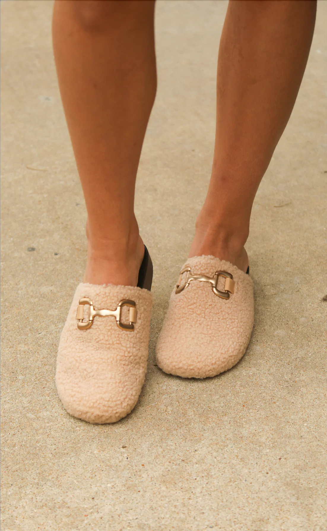 back to friends sherpa slides - beige - Image 2